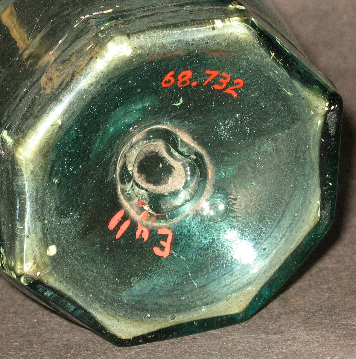 1968.0732 Glass bowl (underside)