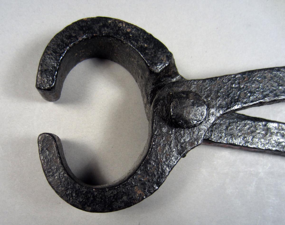 1957.0026.501 Tongs, Jaws