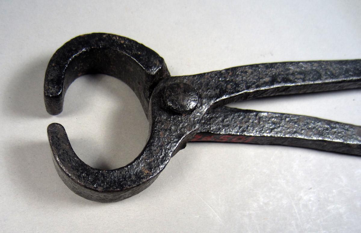 1957.0026.501 Tongs, Detail 1