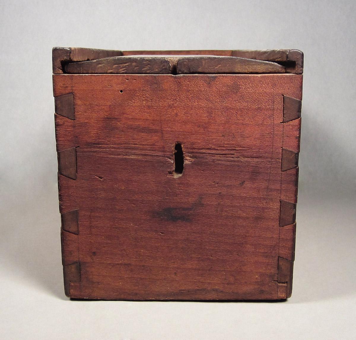 1957.0026.503 A, B, Box, front