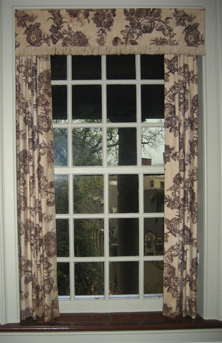 1968.0770.003 window hangings