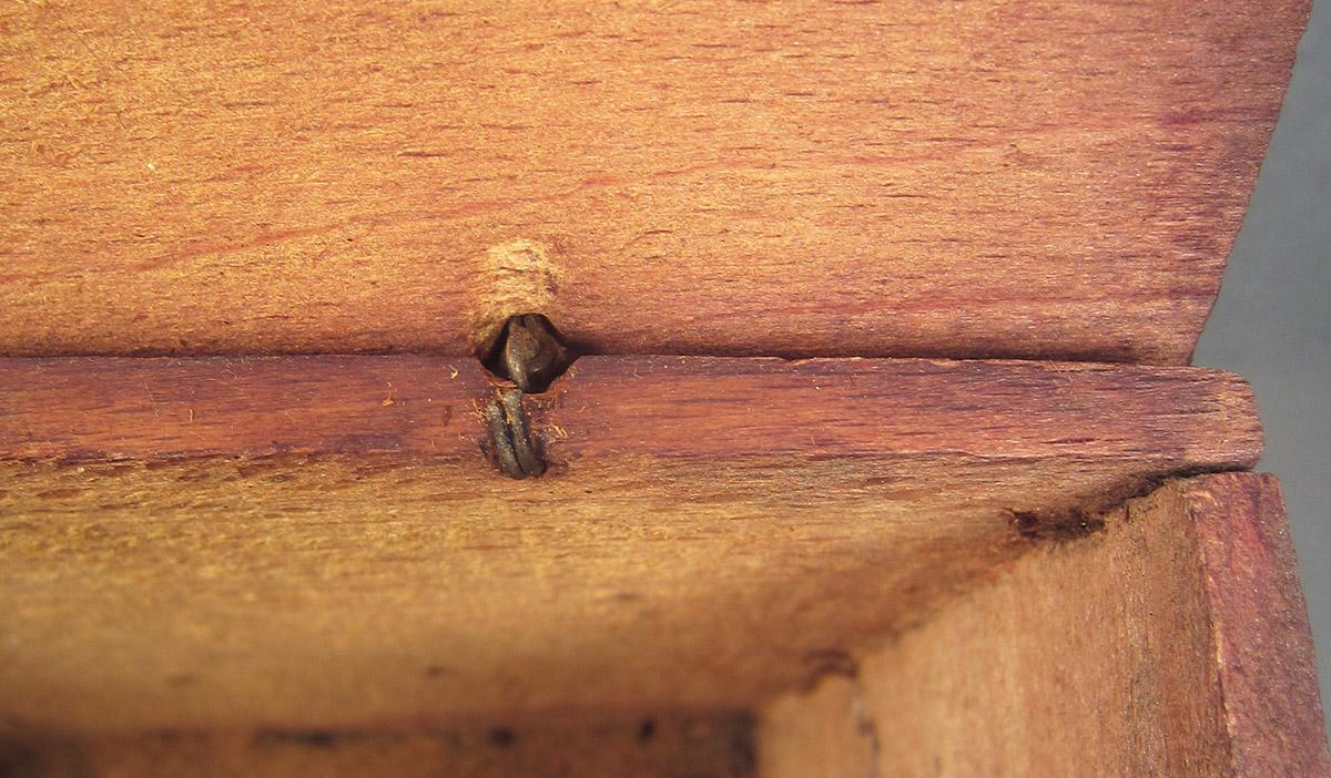 1957.0026.505, Box, hinge detail