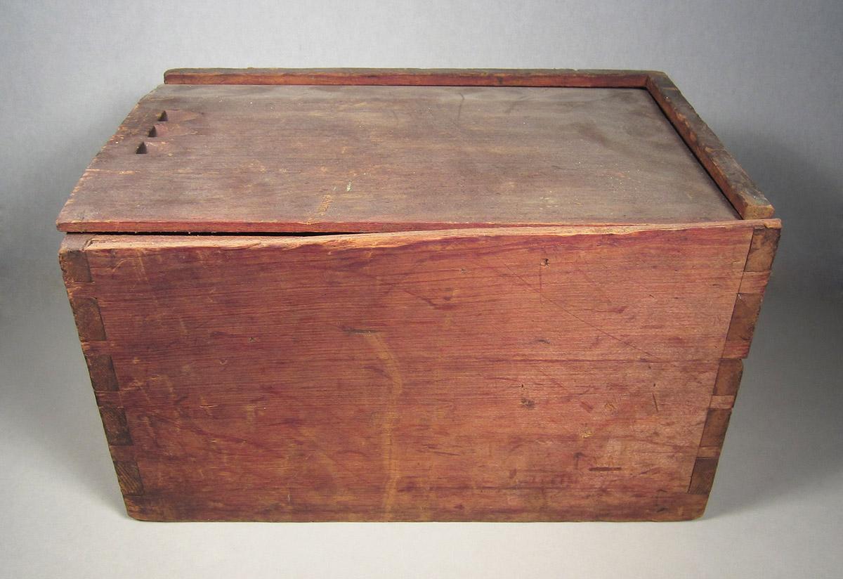 1957.0026.507 A, B, Box, side angle