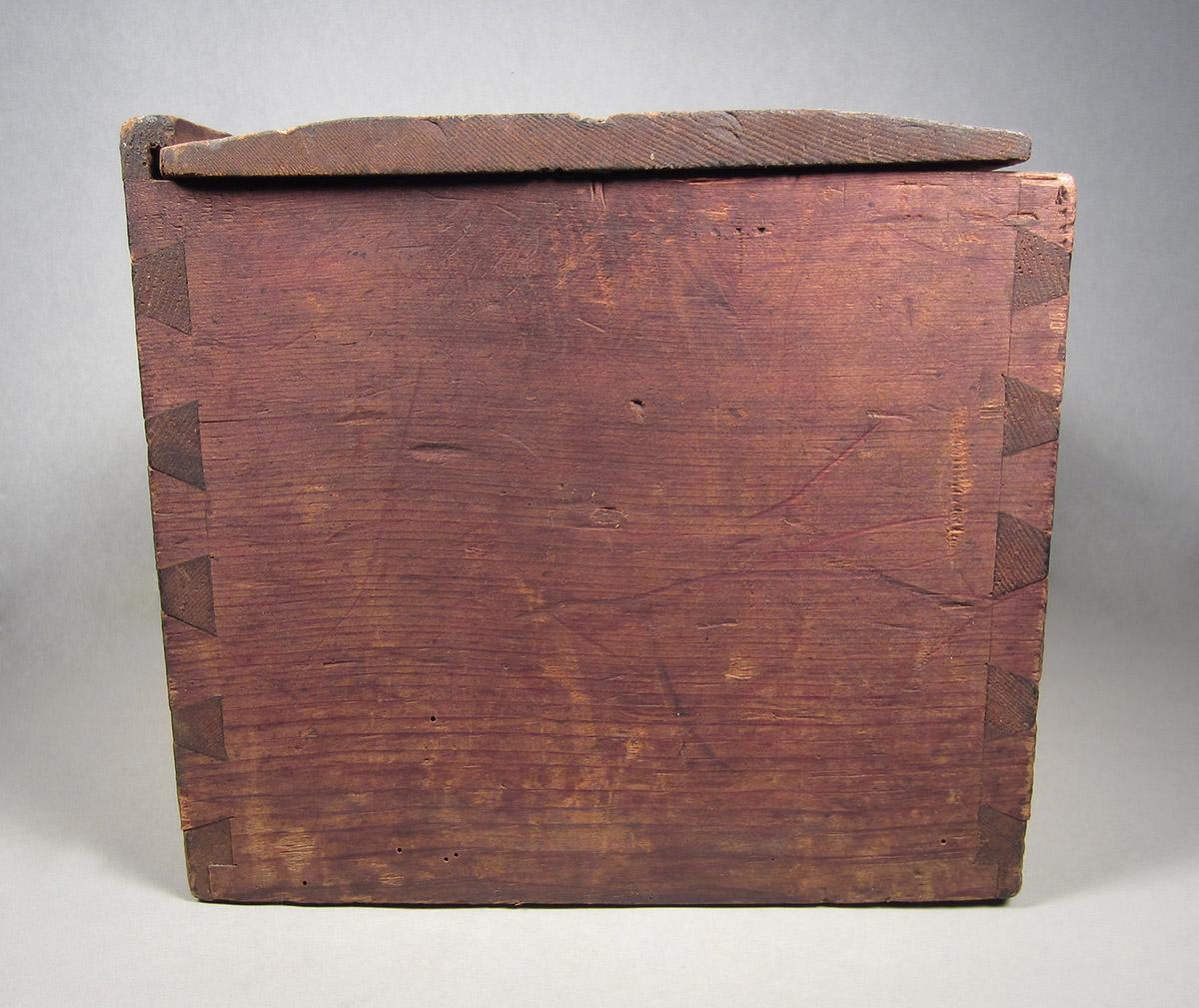 1957.0026.507 A, B, Box, front