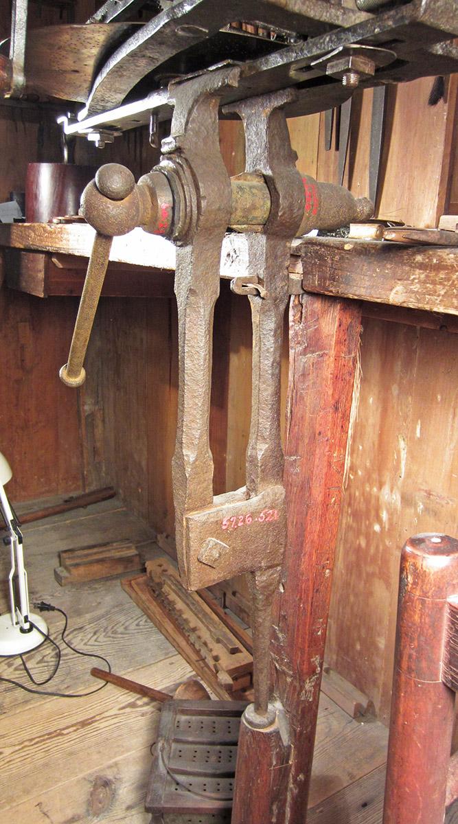 1957.0026.521, Bench vise, side 1