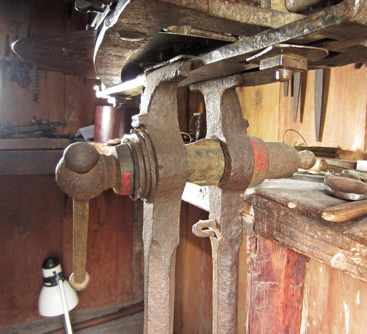 1957.0026.521, Bench vise, screw side 1