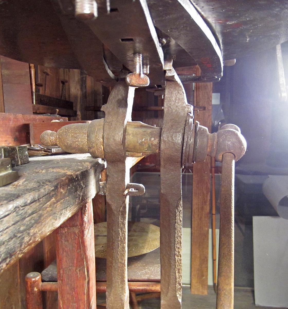 1957.0026.521, Bench vise, screw side 2
