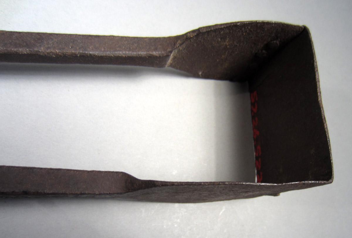 1957.0026.522 Tongs, Detail 2