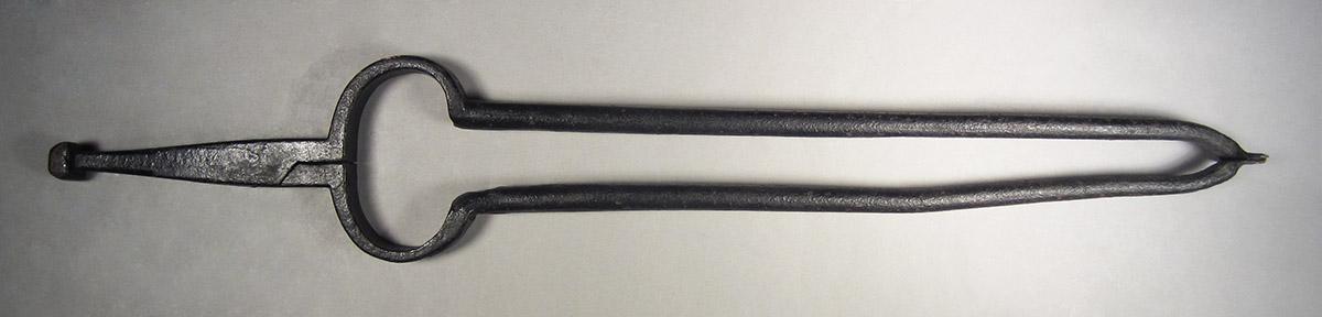 1957.0026.526, Log tongs, side 1