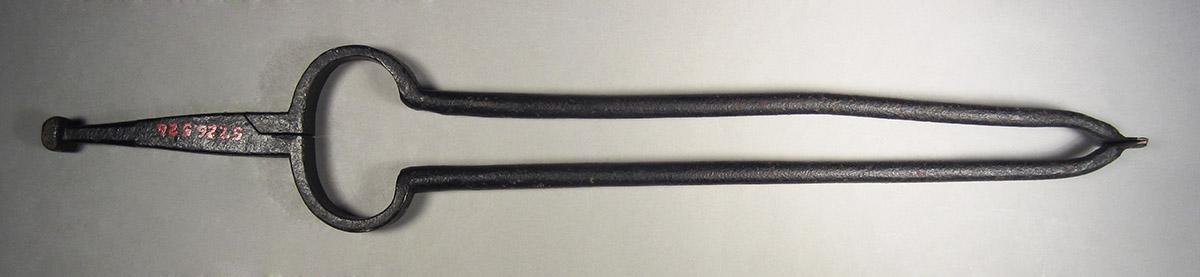 1957.0026.526, Log tongs, side 2