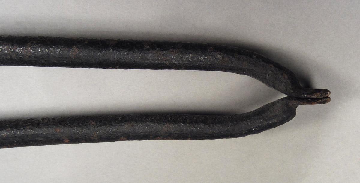 1957.0026.526, Log tongs, tip side 1
