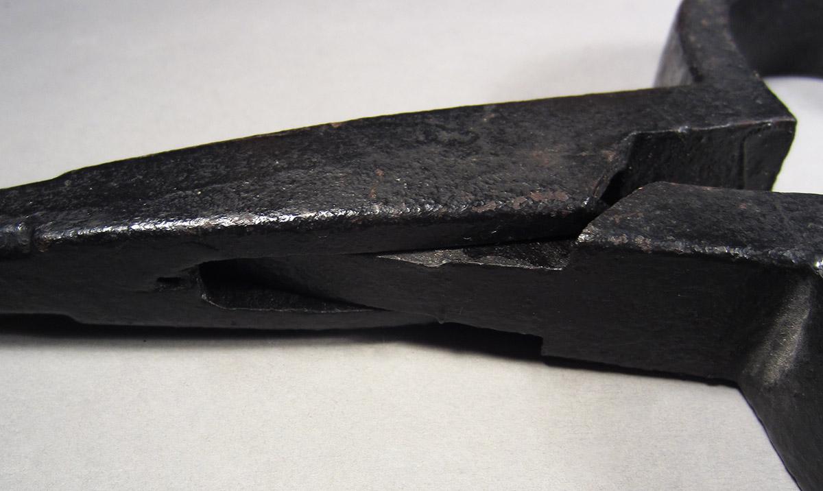 1957.0026.526, Log tongs, hinge side 1