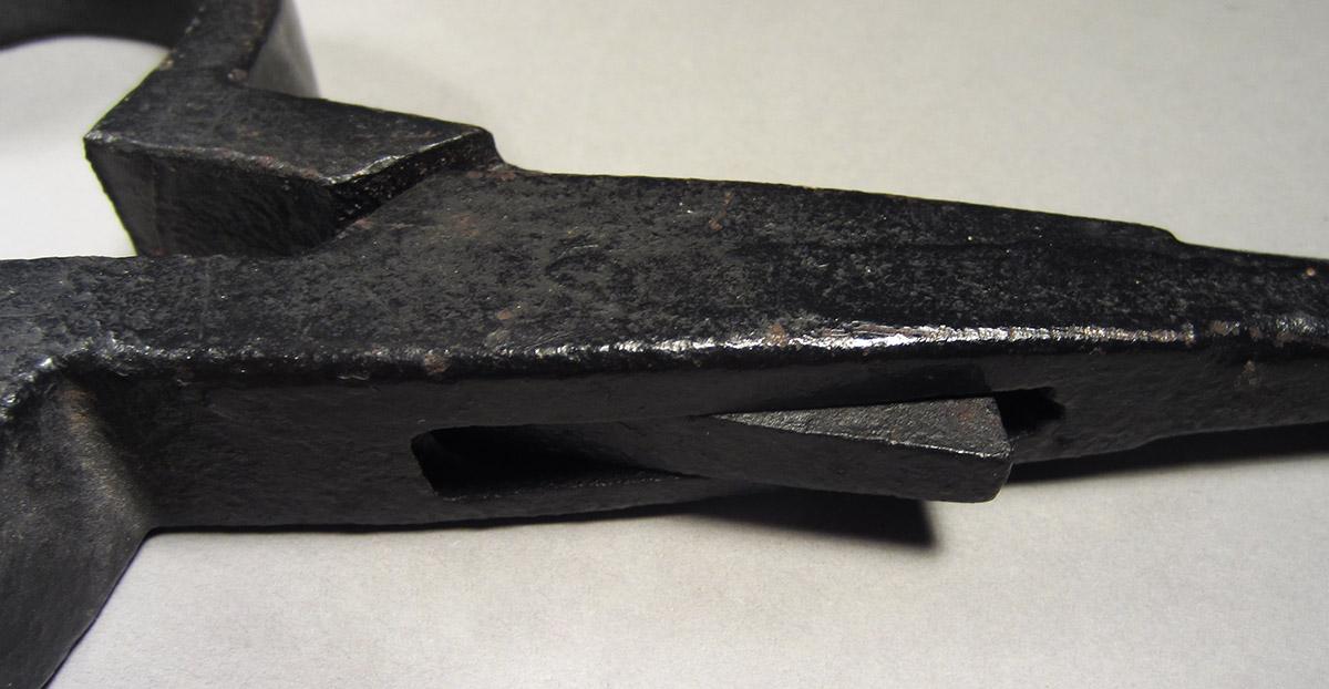 1957.0026.526, Log tongs, hinge side 2