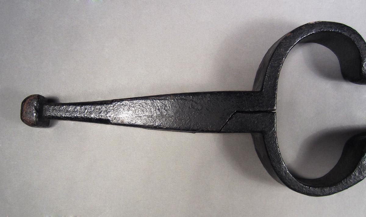1957.0026.526, Log tongs, handles closed