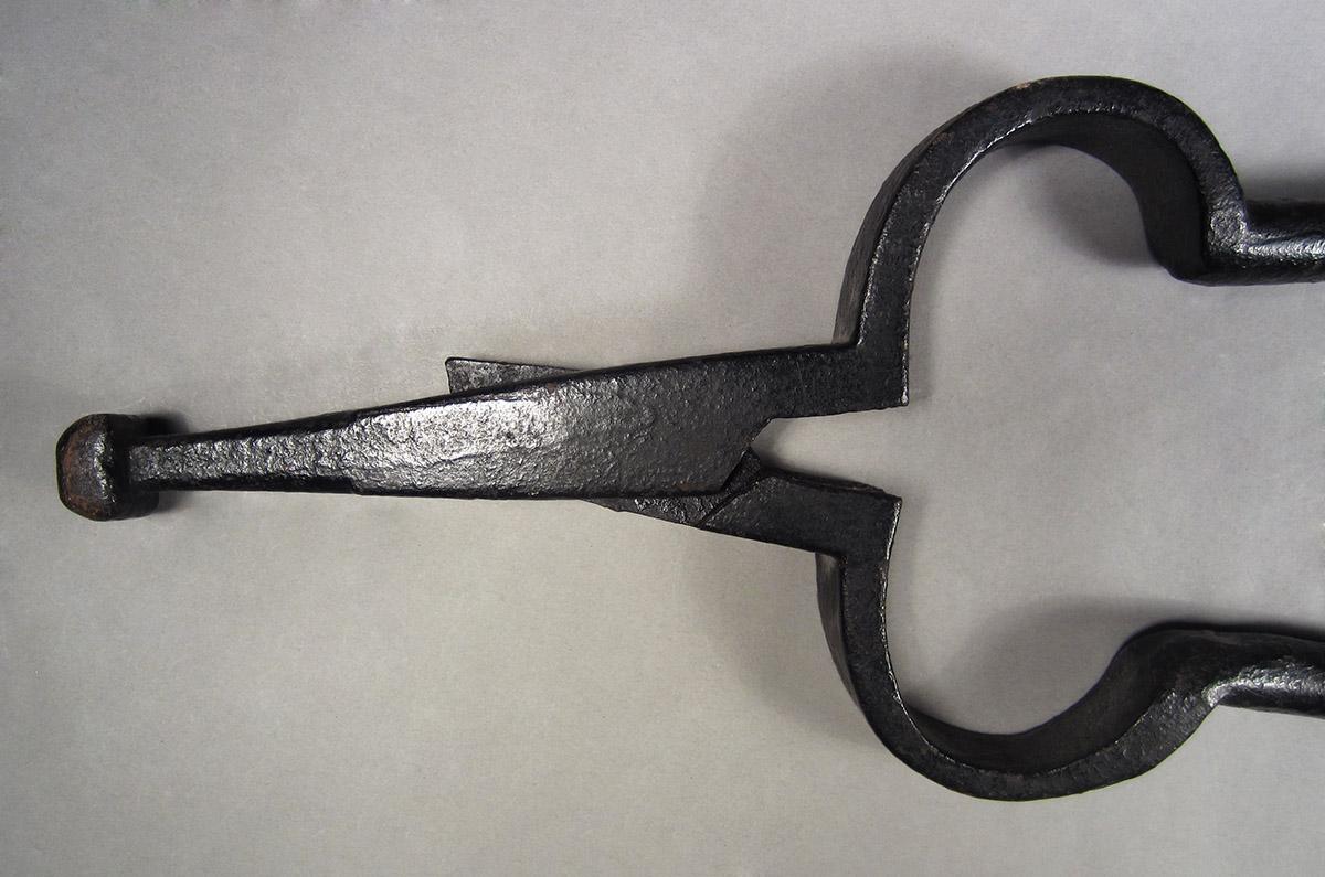 1957.0026.526, Log tongs, handles open