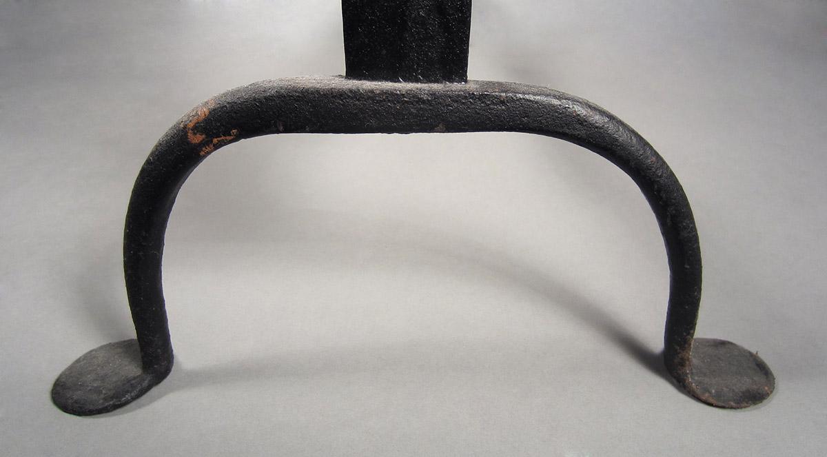 1957.0026.527.001, Andiron, front legs