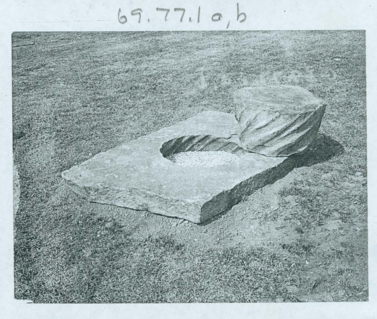 1969.0077.001 A, B Grinding stone and cone