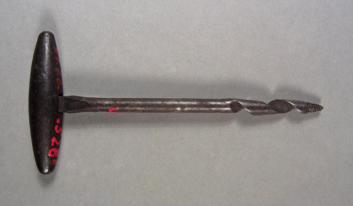 1957.0026.528 E, Gimlet, side 1