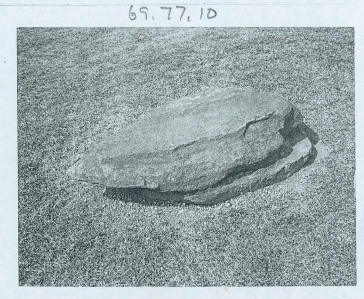 1969.0077.010 Stone, Natural stone