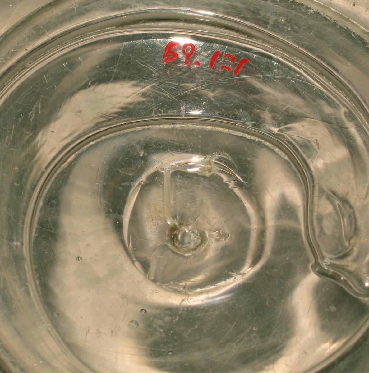 1969.0121 Glass bowl (underside)