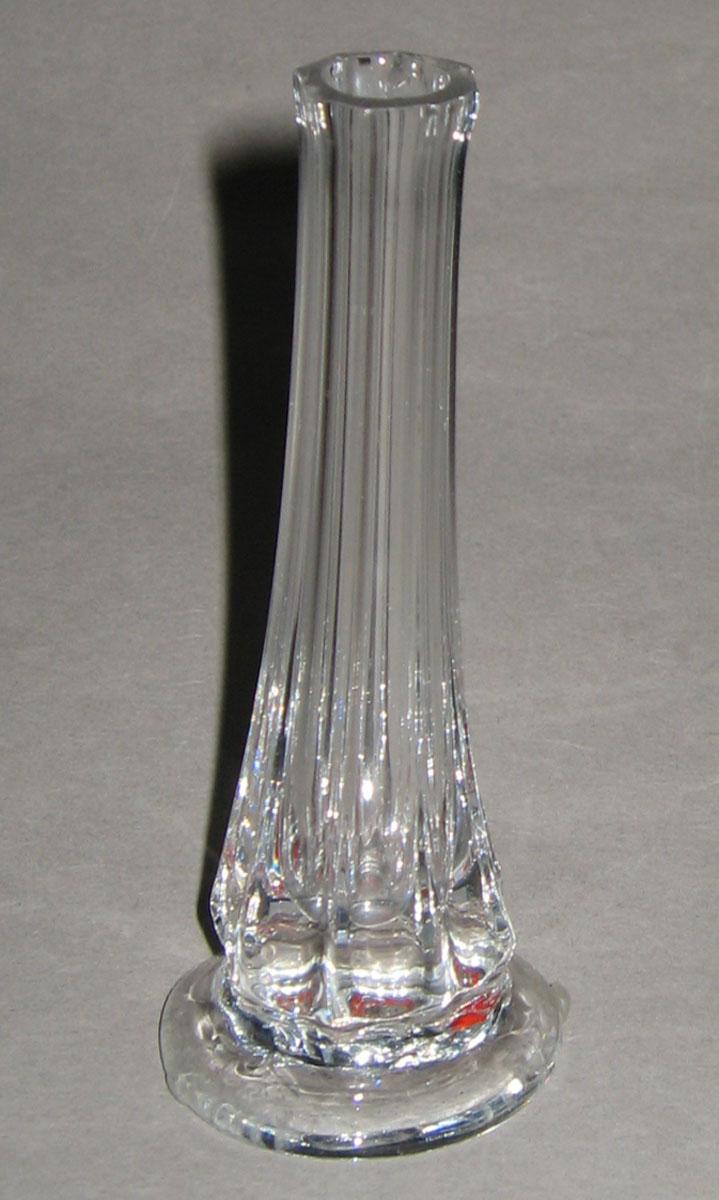 1969.0142.002 Lead glass pyramid vase