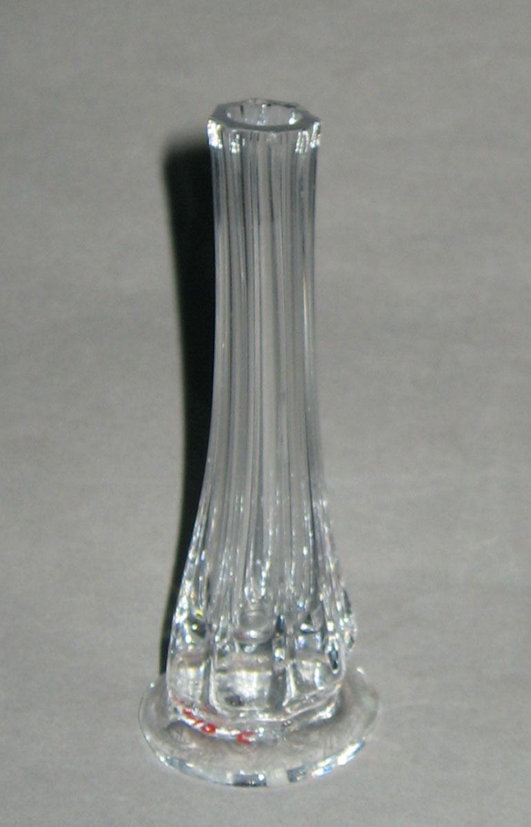 1969.0142.005 Lead glass pyramid vase