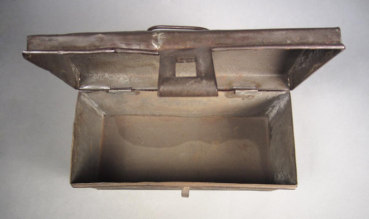 1957.0026.559, Box, inside