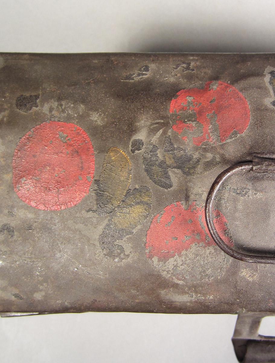 1957.0026.559, Box, top detail