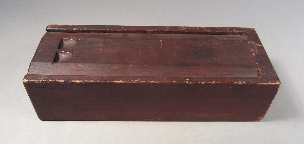 1957.0026.564, Box, side angle