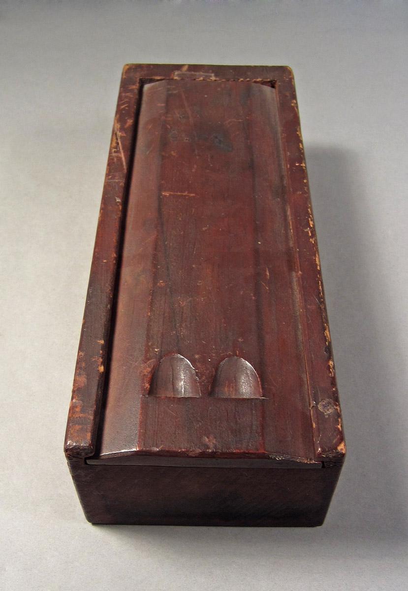 1957.0026.564, Box, front angle