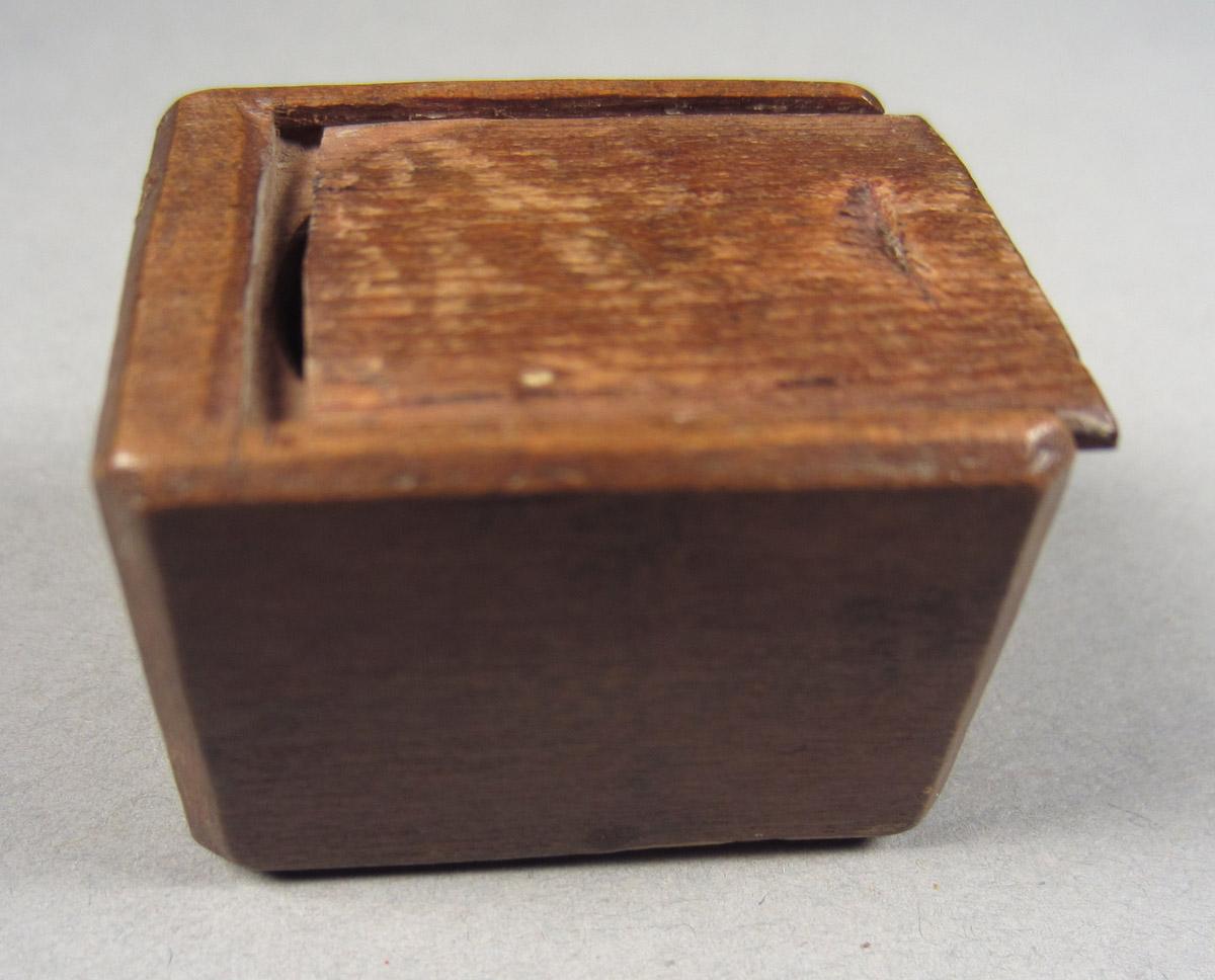 1957.0026.570 A-B Box, View 2
