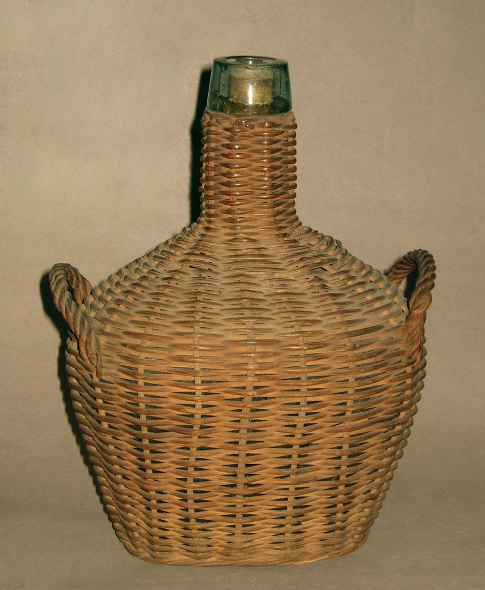 1969.0325.001 Glass bottle in wicker case