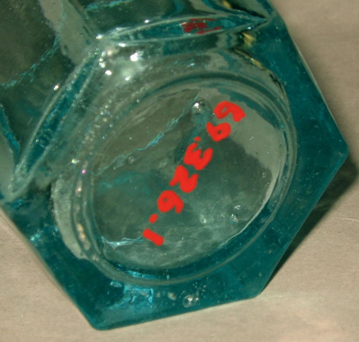1969.0326.001 Glass tumbler (underside)