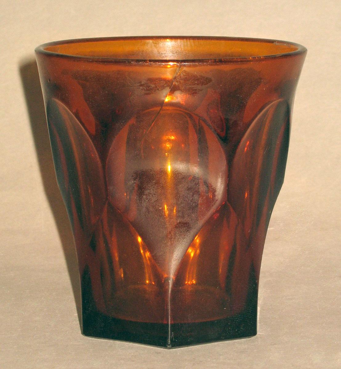 1969.0326.002 Glass tumbler