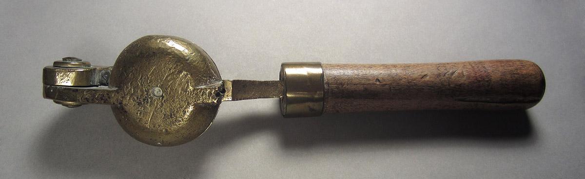 1957.0026.574, Counterweight mold, side 1
