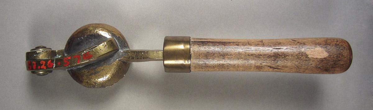 1957.0026.574, Counterweight mold, side 2
