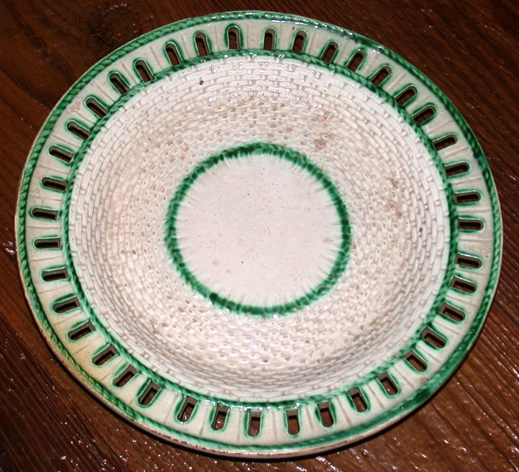 1969.0343.001 Dish or stand