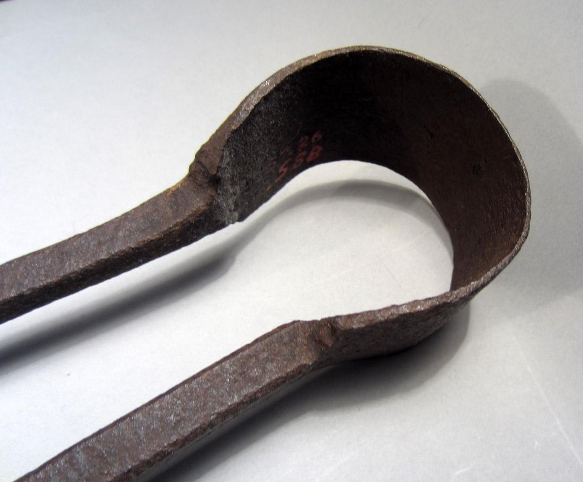 1957.0026.588 Tongs, Detail top