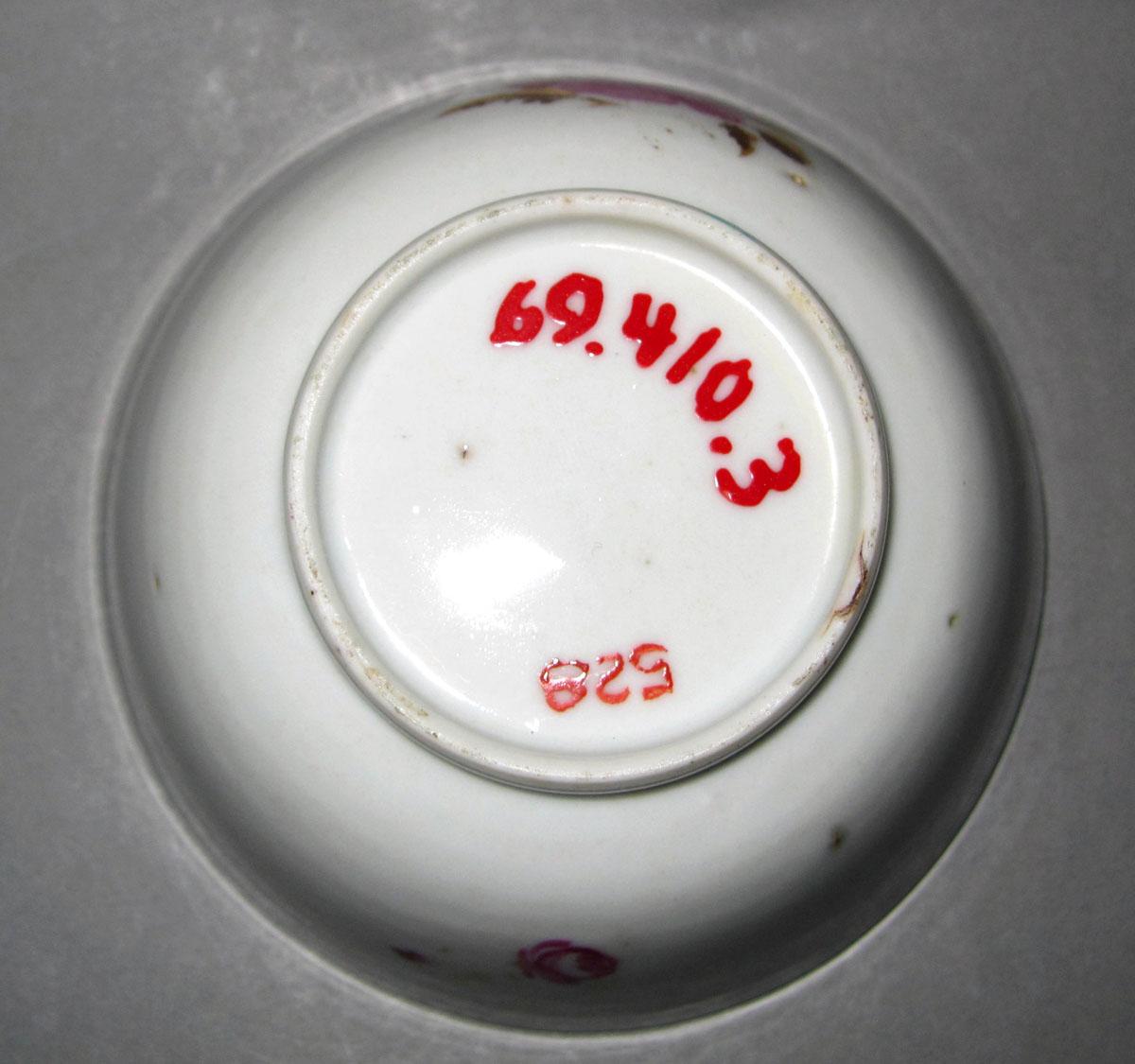 1969.0410.003 Porcelain teabowl underside