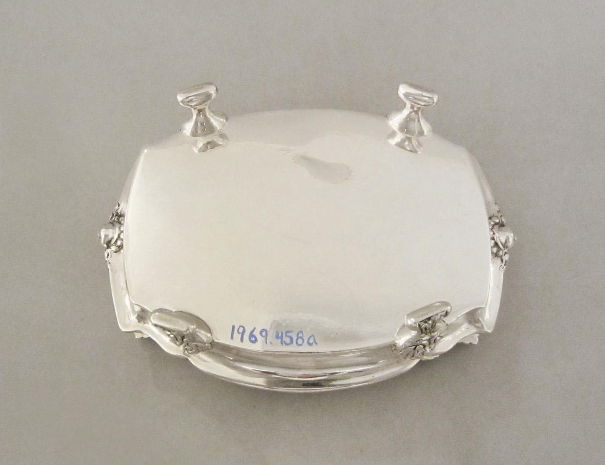 1969.0458 A Snuff box, underside