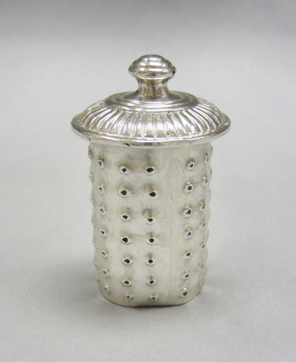 1969.0458 B Snuff box, grater