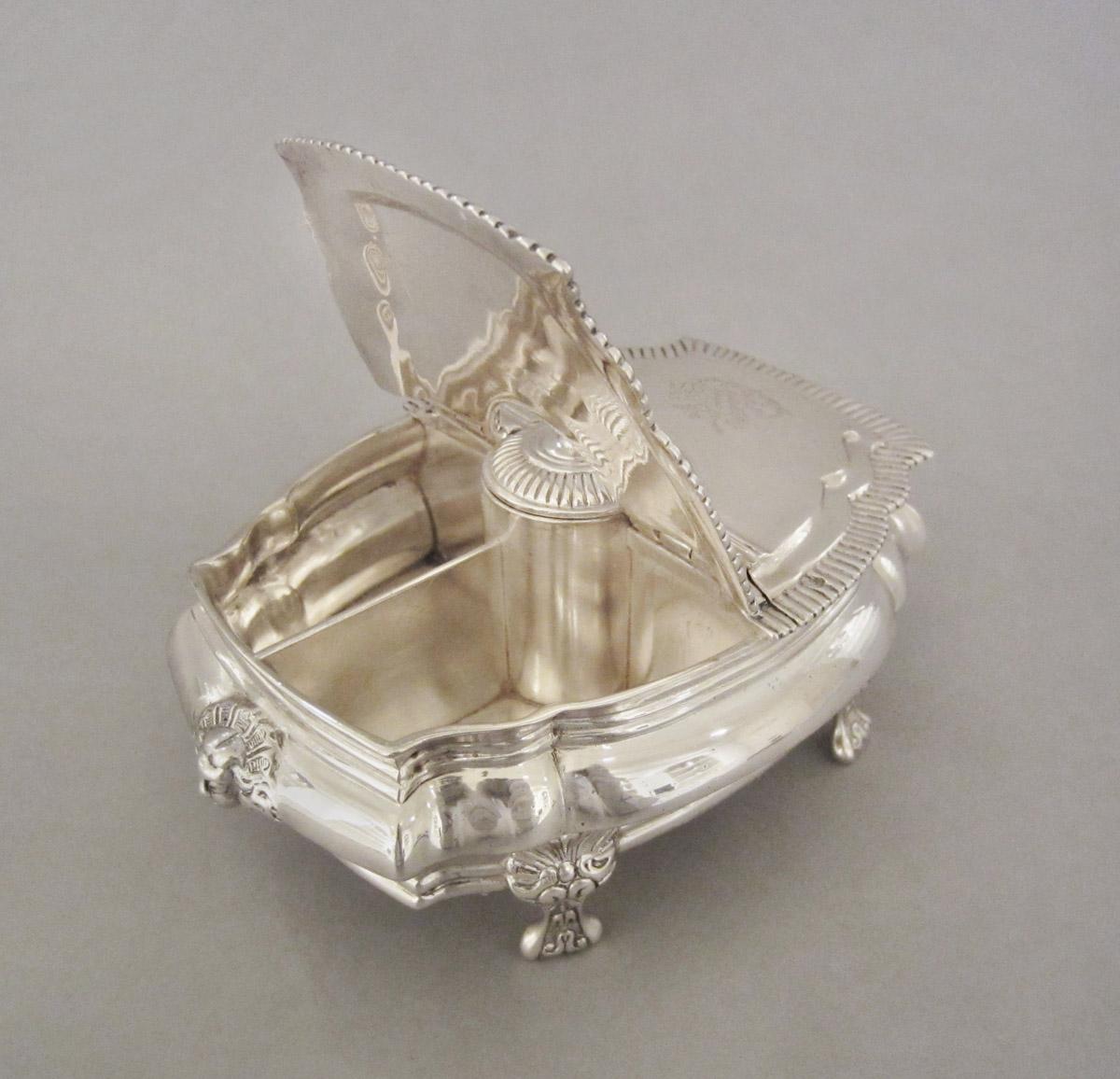 1969.0458 A, B Snuff box, interior