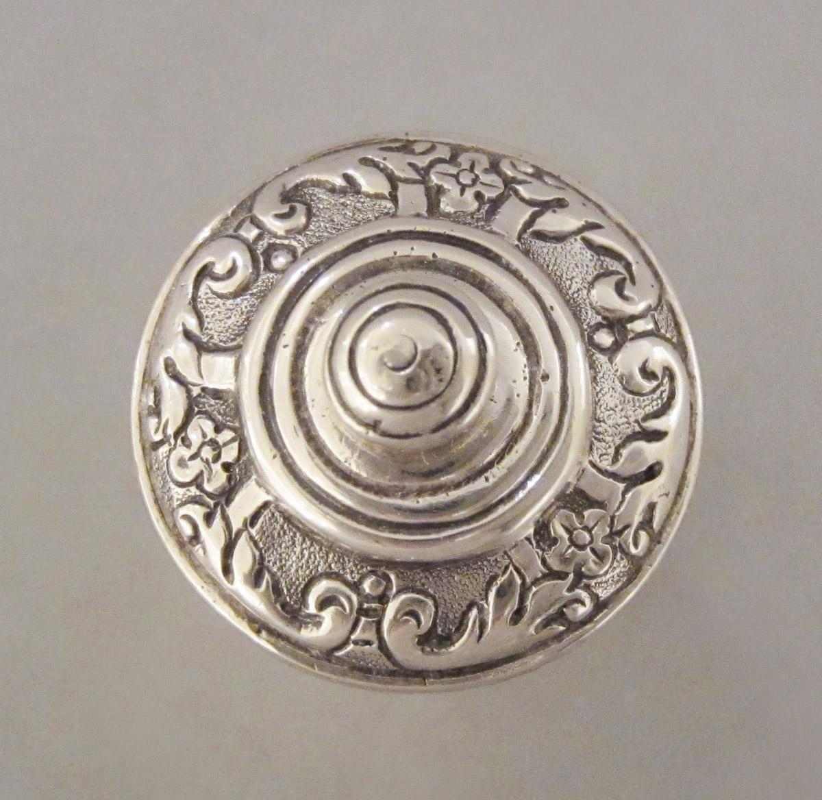 1969.0459 B Snuff box, grater, top