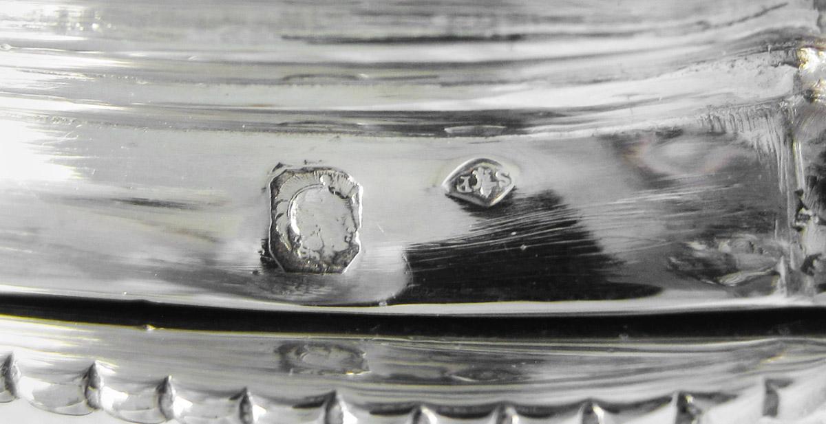 1969.0459 A Snuff box, mark 1 and mark 2