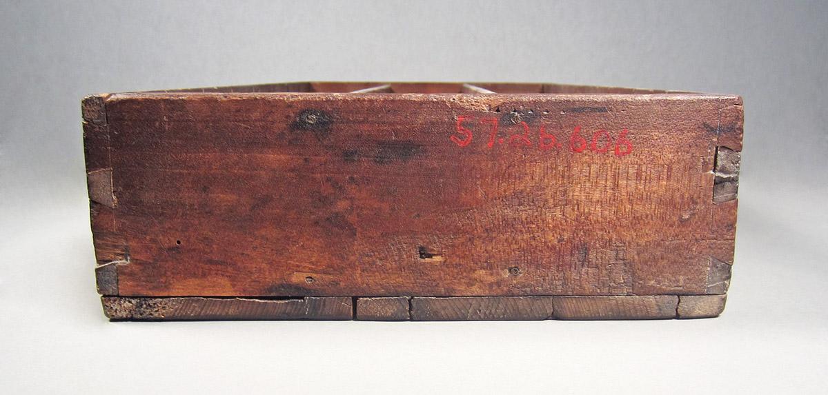 1957.0026.606, Box of watch crystals, side 2