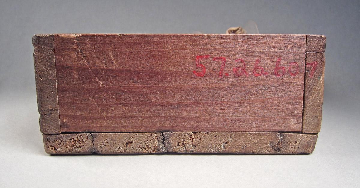 1957.0026.607, Box of watch crystals, side 2