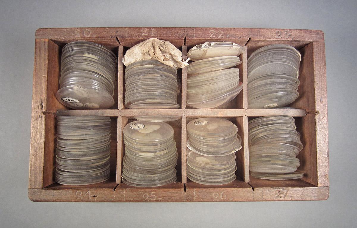 1957.0026.607, Box of watch crystals, top