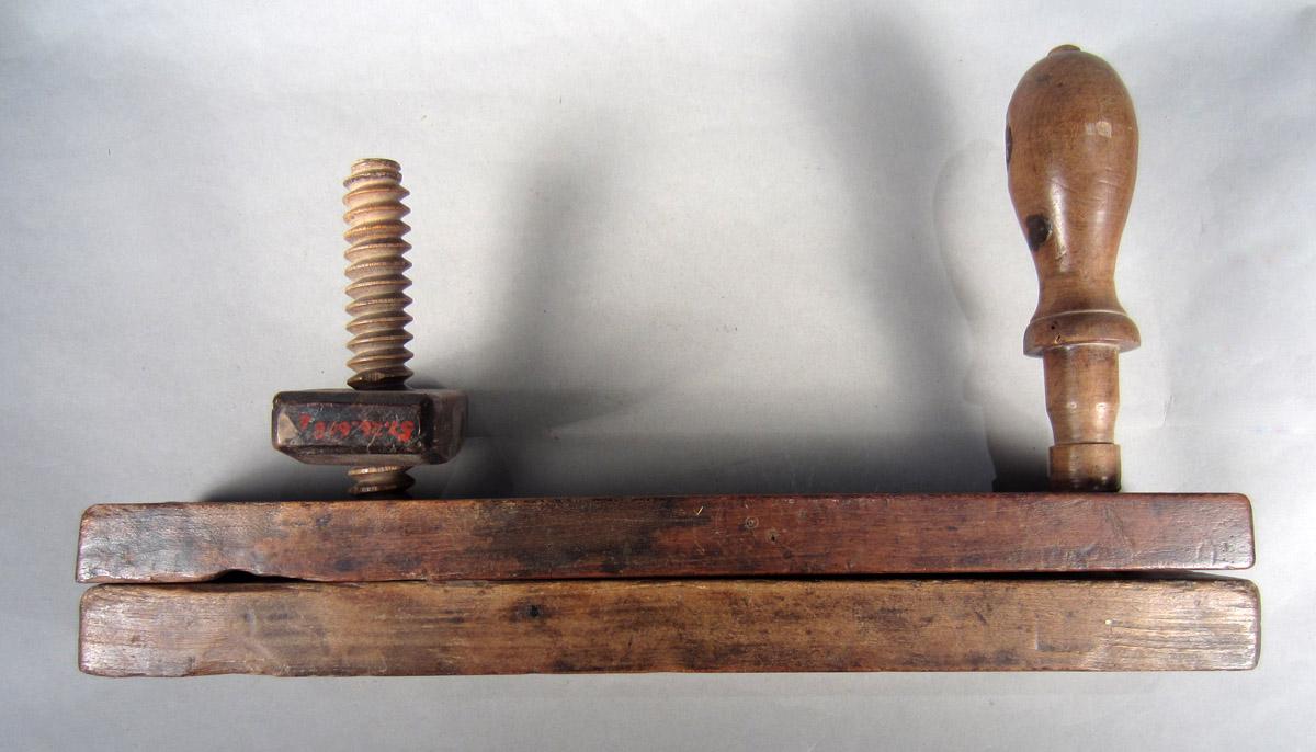 1957.0026.608 A-E Clamp, View 1