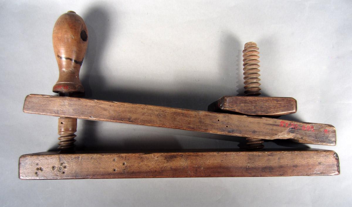 1957.0026.608 A-E Clamp, View 2