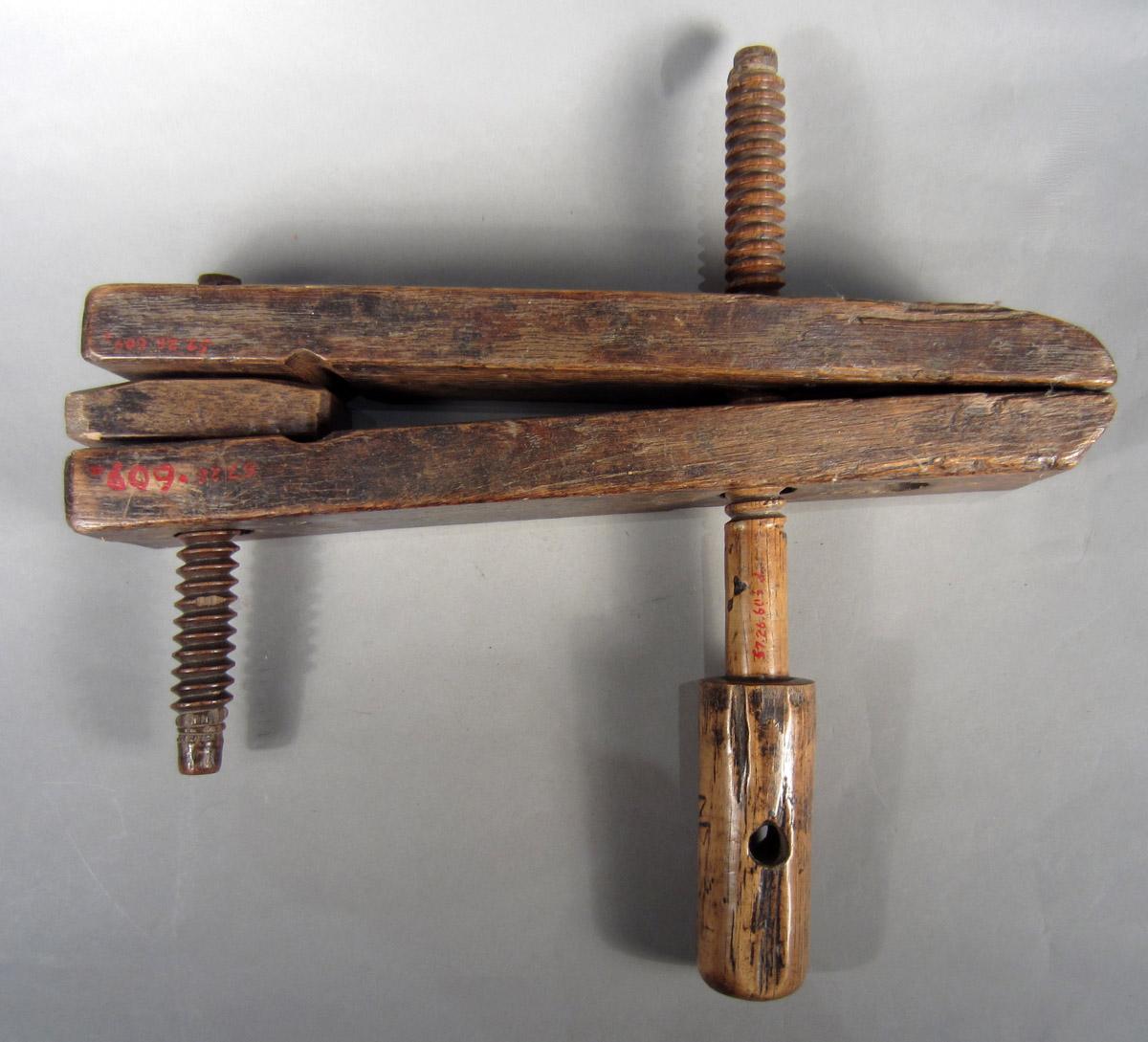 1957.0026.609 A-E Clamp, View 1